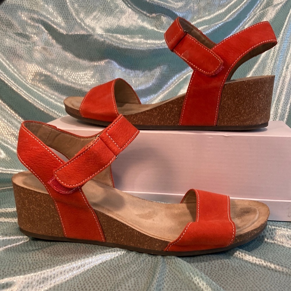 RED size 9. White Mountain cork heel wedge with hook & loop closure comfy! Fc 2